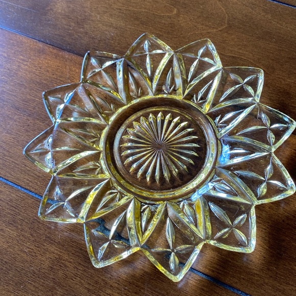 Small Vintage Depression Glass Sweet Plate 5.5 - 6.5 Inches - Picture 1 of 5